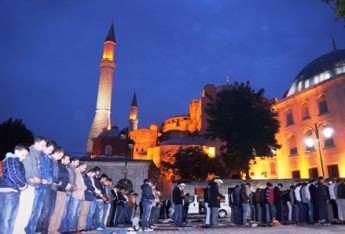 «حیات دینی در ترکیه»؛ چند درصد از زنان ترکیه هنگام خروج از خانه حجاب دارند؟
