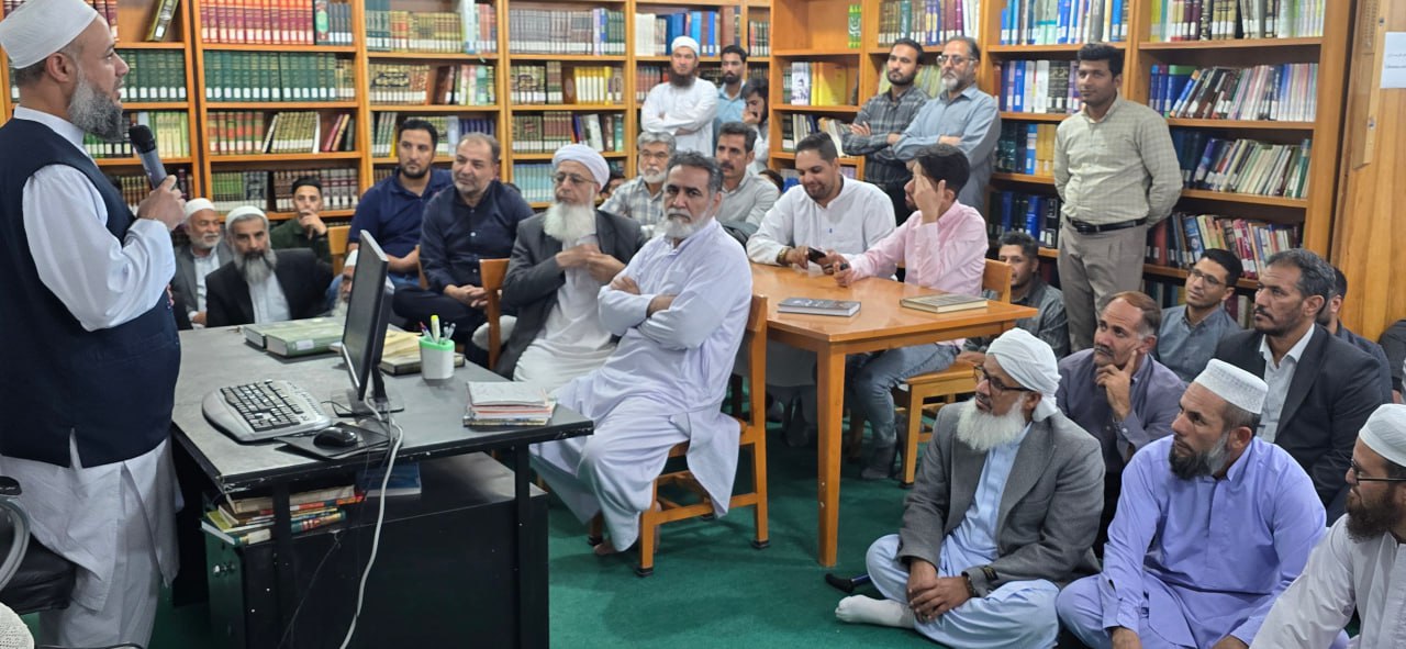 نشست صمیمی فرهنگیان و علما در حوزه علمیه انوارالعلوم خیرآباد برگزار شد